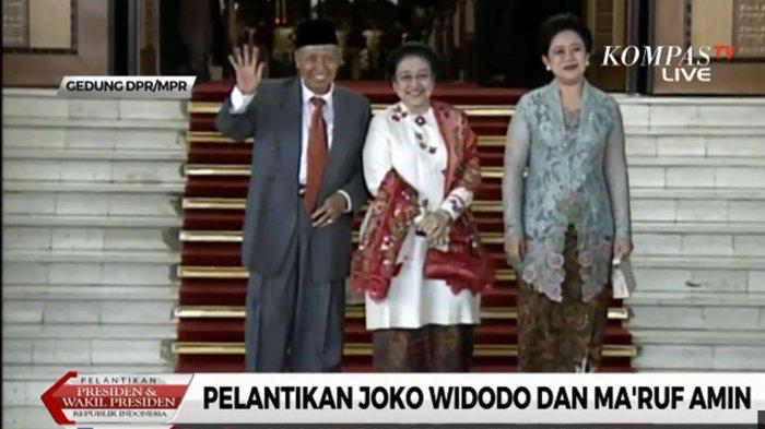Megawati Soekarnoputri-Hamzah Haz tampak bersamaan memasuki ruang sidang paripurna di Gedung Kura-Kura, Kompleks Parlemen, Senayan, Jakarta.