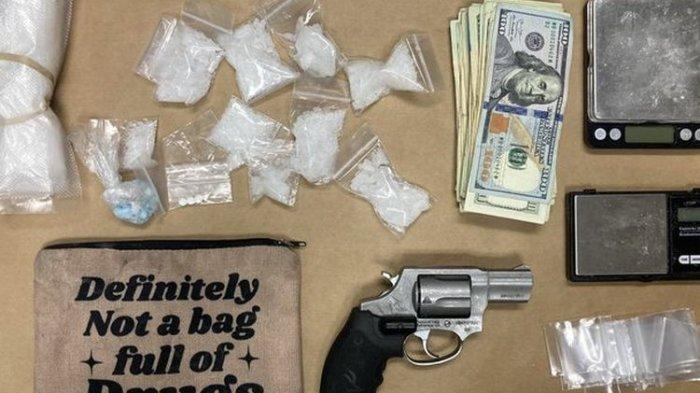 Polisi di Portland, Oregon, menghentikan sebuah mobil pada Selasa (10/10/2024) malam karena mereka melihat sebuah tas mencurigakan. Tas itu bertuliskan 