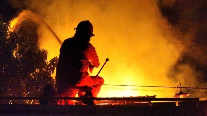 Petugas pemadam kebakaran saat berusaha memadamkan api yang membakar rumah di Desa Nglandeyan, Kecamatan Kedungtuban, Kabupaten Blora, Sabtu, (1/6/2024).(Dok. Damkar Satpol PP)