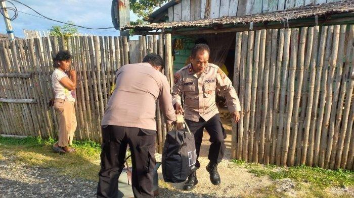 Aparat kepolisian membantu proses evakuasi pasangan suami istri di Desa Louk, Kecamatan Luwuk Timur, Kabupaten Banggai, Sulawesi Tengah yang dituduh menjadi dukun santet. 