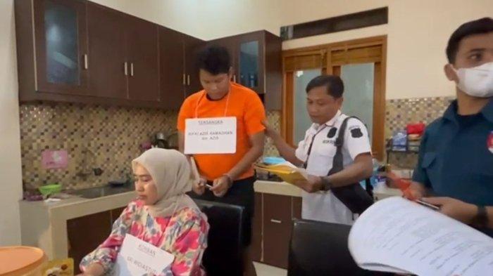 Rifki Azis Ramadhan (23) saat memeragakan adegan penusukan kepada ibunya, Sri Widiastuti (43), di kediaman korban, Jalan Takong, Tapos, Depok, Kamis (31/8/2023). ((istimewa))