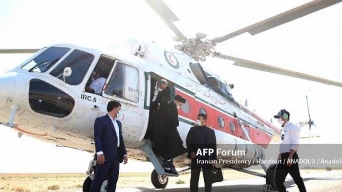 Sebuah file foto tertanggal 27 Agustus 2021 memperlihatkan Presiden Iran Raisi selama kunjungannya ke wilayah Azadegan dan Hur al-Azim di Iran. Salah satu helikopter konvoi Presiden Iran Ebrahim Raisi jatuh pada Minggu 19 Mei 2024 setelah Raisi menghadiri peresmian bendungan di perbatasan bersama Presiden Azerbaijan Ilham Aliyev.