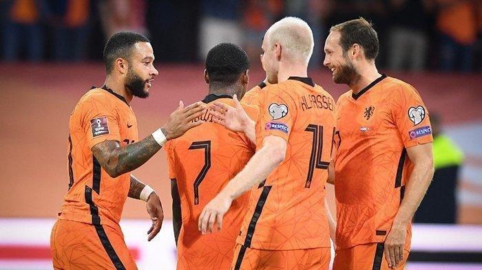 Memphis Depay Hattrick - Striker Timnas Belanda Memphis Depay (kiri) melakukan selebrasi dengan rekannya setelah mencetak gol ke gawang Turki pada kualifikasi Piala Dunia 2022 Zona Eropa, Selasa (7/9/2021). Belanda menang 6-1 atas Turki.