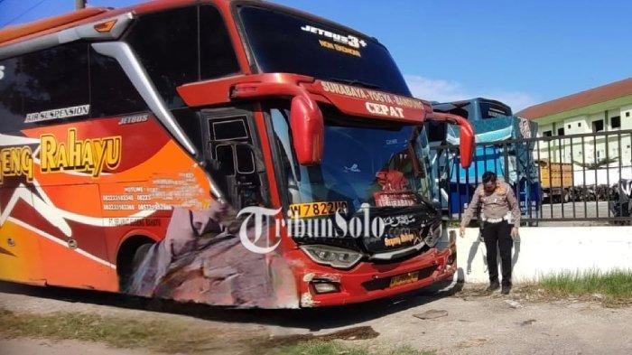 KECELAKAAN: Bus Sugeng Rahayu di Jalan Jogja-Solo, tepatnya di Desa Karang, Kecamatan Delanggu, Kabupaten Klaten, Rabu (28/5/2025). Bus ini menabrak mobil yang ditumpangi Wakil Bupati Klaten Benny Indra Ardhianto. (TRIBUNSOLO.COM/ZHARFAN MUHANA)