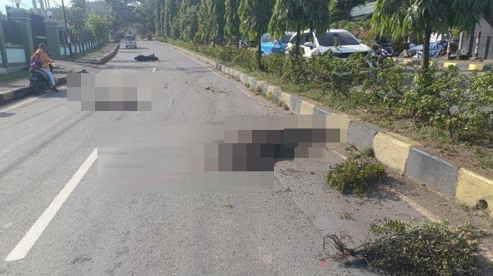 KECELAKAAN MAUT: Dua pengendara motor yang menabrak pembatas jalan di Wamena, depan DenZipur Waena di Kota Jayapura, Papua pada Senin (19/5/2025) pagi. Satu di antaranya meninggal dunia seketika. (TRIBUN PAPUA/ISTIMEWA)