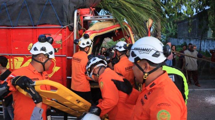 Tim SAR gabungan saat mengevakuasi dua orang yang terjepit kendaraan dalam insiden kecelakaan antara truk pengangkut janur dan truk kontainer di Jalan Soekarno Hatta, Cilacap, Minggu (19/1/2025). (Ist. Humas Basarnas Cilacap)