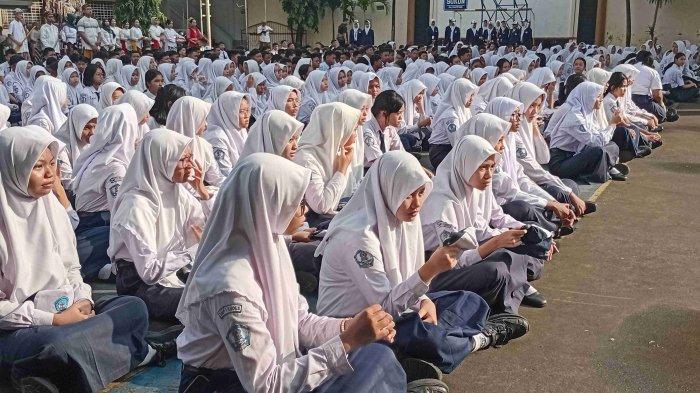 APEL PAGI: Siswa SMP di Kudus mengikuti kegiatan apel pagi sebelum menjalankan KBM, baru-baru ini. IKSS Kabupaten Kudus menyuarakan empat tuntutan jika keputusan MK ditindaklanjuti menjadi kebijakan menggratiskan sekolah jenjang SD dan SMP negeri dan swasta. (TRIBUN JATENG/SAIFUL MA'SUM)