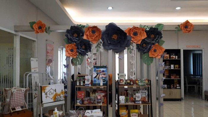 ETALASE PRODUK: Rumah BUMN Semarang menyediakan etalase sebagai tempat displai produk para pelaku UMKM. (TRIBUN JATENG/EKA YULIANTI FAJLIN)