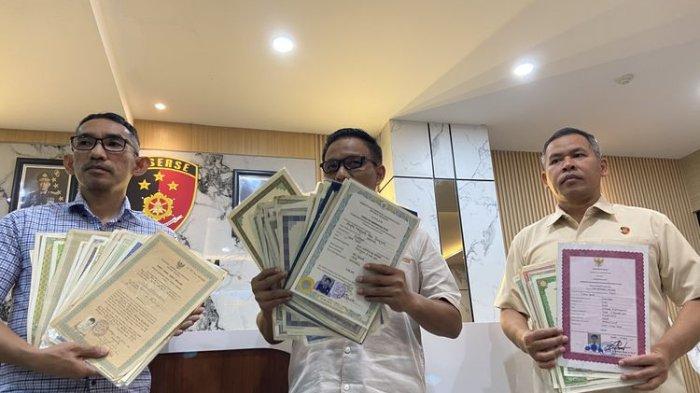 IJAZAH: Pemilik UD Sentoso Seal, Jan Hwa Diana, menyembunyikan 108 ijazah milik mantan karyawannya di rumahnya. Ijazah tersebut telah diserahkan dan disita Polda Jatim, Kamis (22/5/2025). (KOMPAS.COM/IZZATUN NAJIBAH)