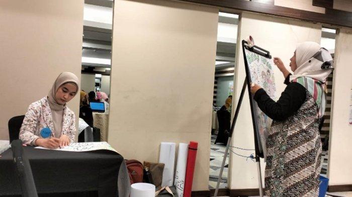 GRAPHIC RECORDER - Nadya sedang merekam diskusi dalam bentuk gambar Graphic Recording saat acara Kelas Inspirasi Lintas Penggerak yang digelar oleh Tanoto Foundation di Hotel Ibis Semarang di Simpanglima, Jumat (3/11/2023). (TRIBUNJATENG/WID)