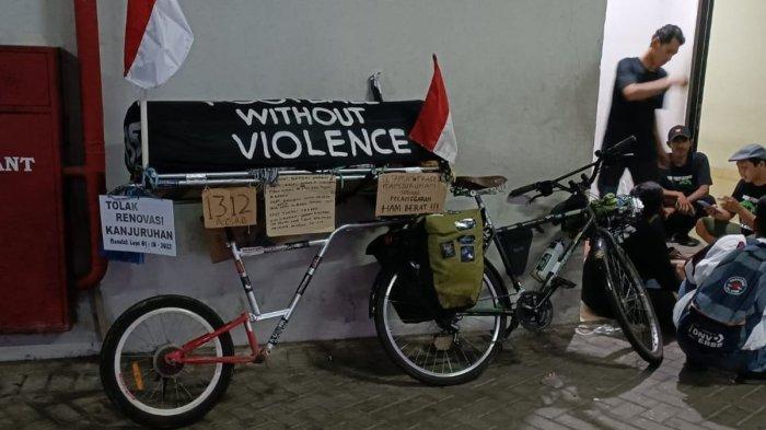Sepeda merek Federal milik Miftahuddin Ramli (52), warga Jalan Darsono, Kota Batu, Jawa Timur, yang terparkir di Stadion Patriot Candrabhaga, Kota Bekasi, Minggu (13/8/2023). Midun singgah di Kota Bekasi seusai menggowes sepeda dari rumahnya untuk menuju ke Jakarta dalam rangka menyampaikan rasa prihatin atas Tragedi Kanjuruhan.
