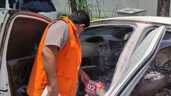 Mobil milik salah satu dosen di Universitas Singaperbangsa Karawang (Unsika), Jawa Barat, dibakar kekasinya, Selasa (26/3/2024).(Dok. Polsek Telukjambe Timur)