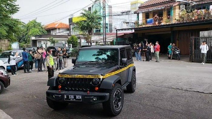 Mobil Jeep Rubicon yang dikendarai Mario Dandy saat peristiwa penganiayaan dihadirkan saat rekonstruksi di tempat kejadian perkara (TKP) di Komplek Green Permata, Ulujami, Pesanggrahan, Jakarta Selatan, Jumat (10/3/2023).