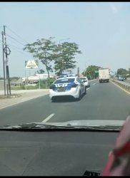 Mobil Satlantas Polres Pekalongan saat mengejar mobil Honda Brio bernomor polisi K 8630 RK warna putih melakukan tabrak lari di jalan Pantura Wiradesa Pekalongan