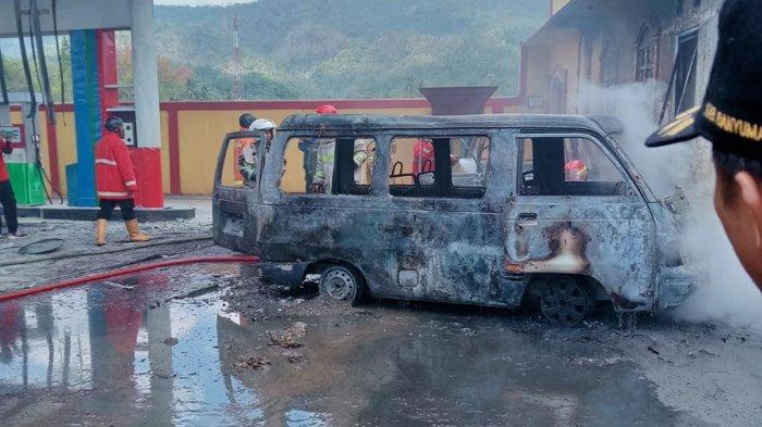Kondisi dua mobil yang sedang berada di SPBU Desa Piasa Kulon RT 4 RW 3, Kecamatan Somagede, Kabupaten Banyumas, ludes terbakar, Kamis (19/9/2024).