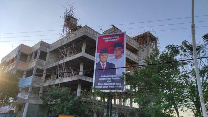 Prabowo Subianto dan Gibran yang dipasang sebagai calon Presiden dan Wakil Presiden Indonesia di Kota Kupang, NTT(KOMPAS.com/SIGIRANUS MARUTHO BERE)