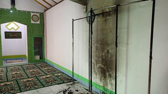 Penampakan musala Al-Jamiyah, Tebet, Jakarta Selatan, yang dibakar seorang maling pada Rabu (28/8/2023).