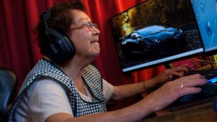 Mami Nena yang bernama asli María Elena Arévalo (81) tengah memainkan Free Fire, video game online populer, di rumahnya di Llay-Llay, wilayah Valparaiso, Chile.