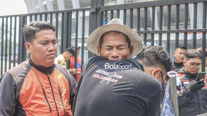 Pak Midun menangis setibanya di SUGBK, Senayan, Jakarta, Senin (14/8/2023).