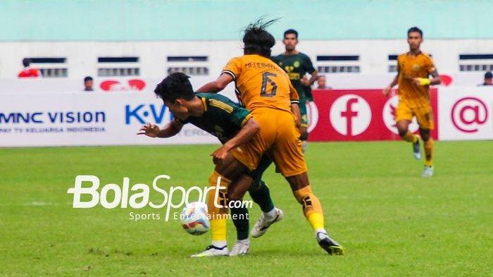 Suasana Pertandingan Persikabo 1973 vs Bhayangkara FC di stadion Wibawa Mukti, Cikarang. Minggu (3/11/2023) sore