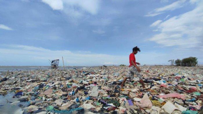 PULAU SAMPAH - Kondisi tumpukan sampah di area bekas tambak wilayah Tambaklorok Semarang, Rabu (2/3/2022). Wilayah tersebut lantas disebut dengan nama pulau sampah.