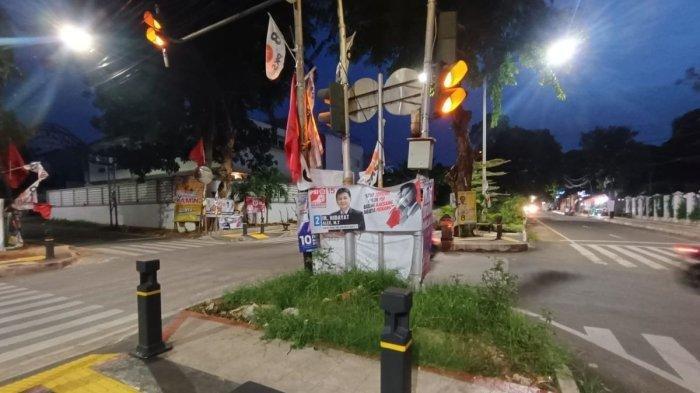 Persimpangan di Jalan Laut Arafuru, Pondok Bambu, Duren Sawit, Jakarta Timur, yang memiliki spanduk caleg dengan posisi membahayakan masyarakat karena menghalangi pandangan, Selasa (16/1/2024).
