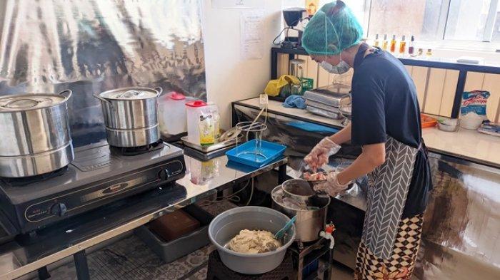 TAHU BAKSO - Ika Yuanita saat sedang membuat Tahu Bakso Kingkaf Frozen di dapur rumahnya yang terletak di Kingkaf Garden Jalan Gombel Indah No.17, Ngesrep, Kecamatan Banyumanik, Kota Semarang/ (TRIBUNJATENG.COM / REZANDA AKBAR D.)