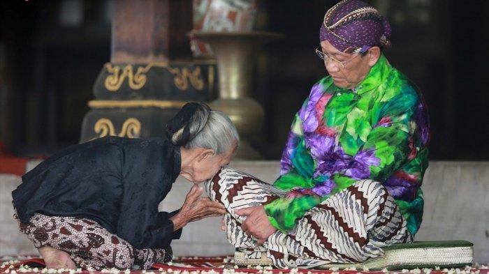 Ngabekten Abdi Dalem Putri, memberikan sungkem kepada Raja Keraton Ngayogyakarta Hadiningrat Sri Sultan Hamengku Buwono X atau Ngarsa Dalem di Tratag Kagungan Dalem Gedhong Prabayeksa.