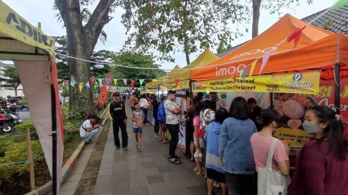 Suasana Jajanan Pasar Salatiga di Selasar Kartini Kota Salatiga, Jumat (24/3/2023).