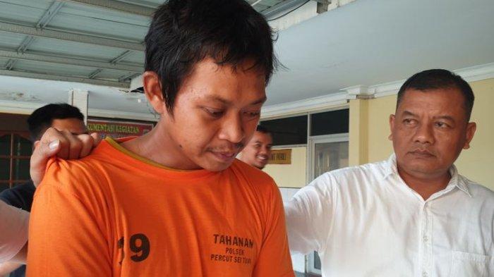 Pelaku penganiayaan terhadap lansia, Dandy Syahputra (24) saat mengikuti konferensi pers di Polsek Tembung pada Selasa (24/9/2024).