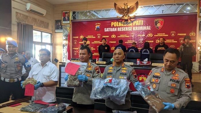 Pihak kepolisian menunjukkan barang bukti kasus penganiayaan terhadap Burhanis dan ketiga rekannya di Desa Sumbersoko, Kecamatan Sukolilo, dalam Konferensi Pers di Mapolresta Pati, Senin (10/6/2024).