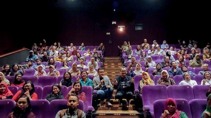Peserta melakukan registrasi nonton bersama - PT Gramedia Edukasi Nusantara (GEN) mengajak para guru di Semarang nonton film bersama 