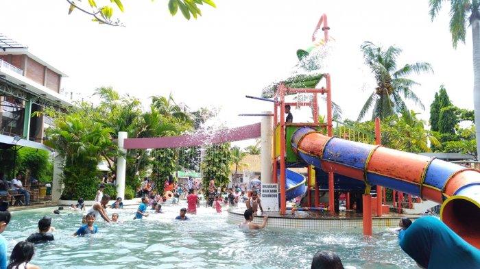 Objek Wisata Tirto Arum Baru di Kabupaten Kendal, dipenuhi wisatawan yang hendak menghabiskan waktu liburan mereka.