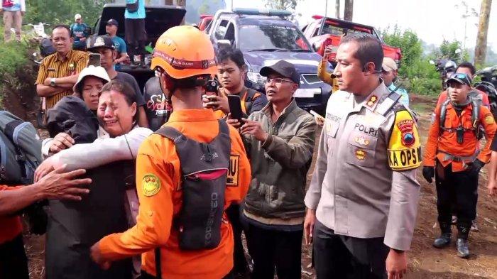 Pendaki bernama Naomi Daviola Setyani alias Vio (17) pelajar SMK di Semarang yang sempat dikabarkan hilang di Gunung Slamet ditemukan dalam keadaan selamat dan bertemu dengan orangtuanya, Selasa (8/10/2024). Pendaki tersebut ditemukan di sekitar jalur Gunung Malang.