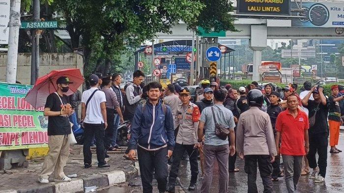 Penampakan salah satu kelompok organisasi masyarakat (ormas) yang berkumpul di pinggir Jalan TB Simatupang, Pasar Minggu, Jakarta Selatan, Selasa (18/6/2024).