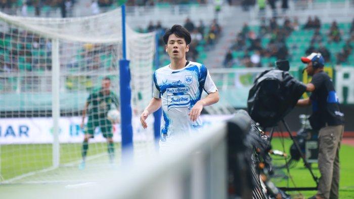 Potret ekspresi Taisei Marukawa usai membobol gawang Persebaya Surabaya yang juga merupakan mantan klubnya pada laga tunda pekan ke-20 BRI Liga 1 2023/2024 di Stadion Gelora Bung Tomo Surabaya, Selasa (30/1/2024). Marukawa memilih tidak melakukan selebrasi usai mencetak gol dalam laga yang berakhir imbang 1-1 ini.