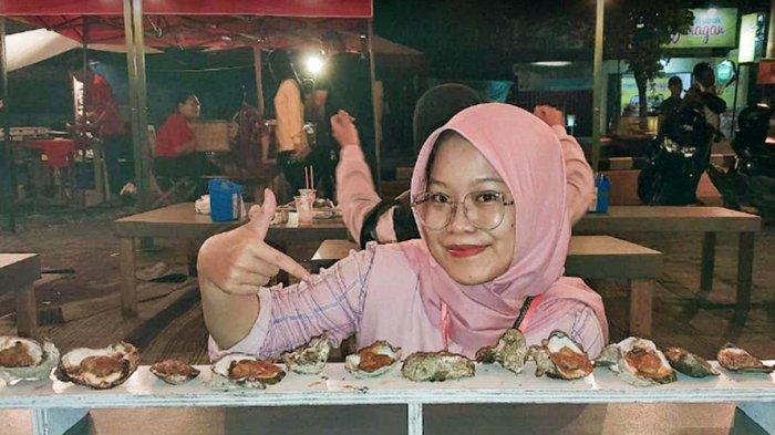 Pengunjung menikmati oyster tiram bakar di tenant Kerang Melet beralamat di Jalan Kedungmundu No 136, Tandang, Kecamatan Tembalang, Kota Semarang. (Alifia Ahmad)