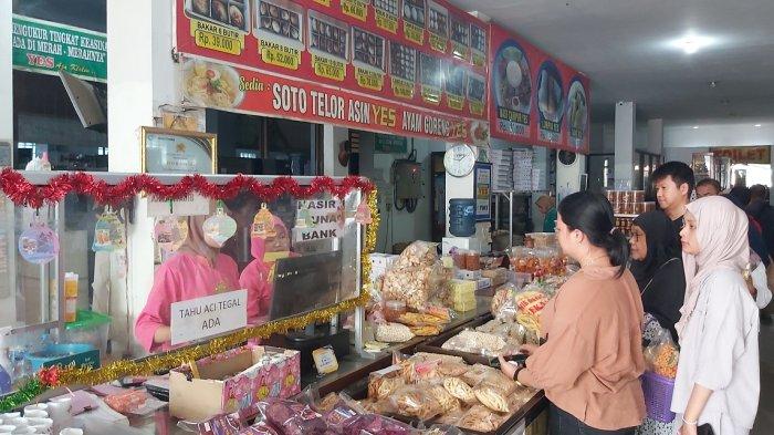 Pembeli tampak sedang mengantre di kasir untuk membayar oleh-oleh yang dibeli di Toko Telur Asin Yes Brebes, Senin (25/12/2023).
 