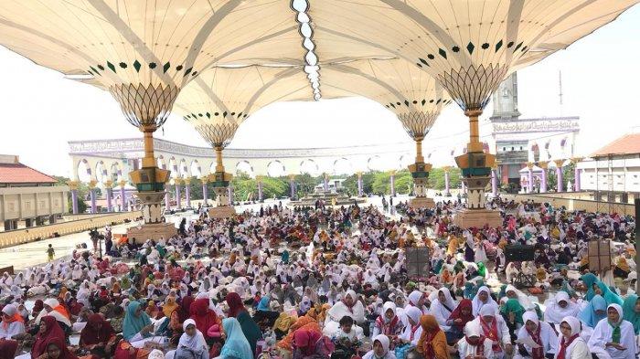 Para hafidzah atau penghafal Alquran dari berbagai daerah di Pulau Jawa, melaksanakan khataman di Masjid Agung Jawa Tengah (MAJT), Kamis (25/7/2019).