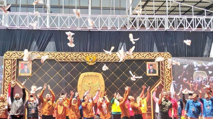 Pelepasan merpati pada deklarasi kampanye damai yang digelar KPU Jateng. 