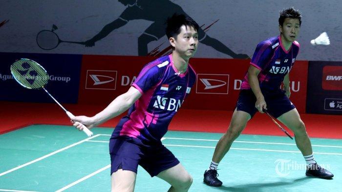 Pasangan pebulu tangkis ganda putra Indonesia, Marcus Fernaldi Gideon (kanan) dan Kevin Sanjaya Sukamuljo mengembalikan kok ke arah pasangan pebulu tangkis Malaysia, Goh Sze Fei dan Nur Izzuddin pada babak 8 besar Indonesia Masters di Istora Senayan, Jakarta, Jumat (10/6/2022). Marcus Fernaldi Gideon/Kevin Sanjaya Sukamuljo berhasil mengalahkan Goh Sze Fei/Nur Izzuddin lewat rubber game atau tiga gim dengan skor 10-21, 21-11, dan 21-18 dan berhak melaju ke babak semifinal.