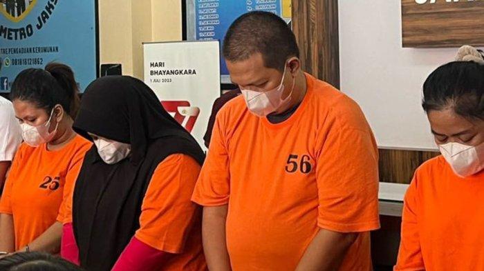 Empat tersangka penyelenggara pesta seks di hotel kawasan Semanggi, Jakarta Selatan, saat ditunjukkan di Mapolres Metro Jakarta Selatan, Selasa (14/9/2023) (KOMPAS.com/Dzaky Nurcahyo)