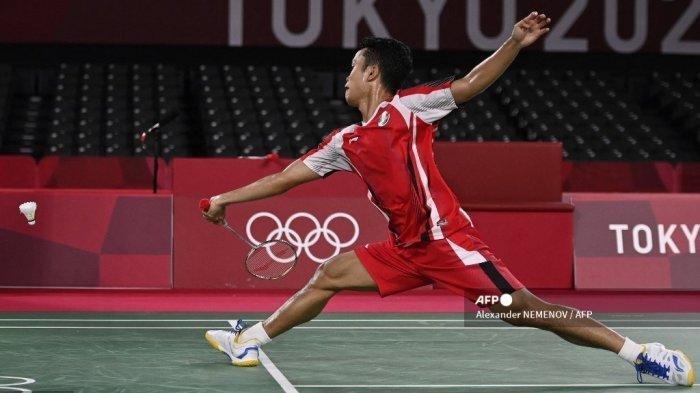 Pebulutangkis Indonesia Anthony Sinisuka Ginting melepaskan tembakan ke gawang Anders Antonsen dari Denmark dalam pertandingan perempat final bulu tangkis tunggal putra pada Olimpiade Tokyo 2020 di Musashino Forest Sports Plaza di Tokyo pada 31 Juli 2021.