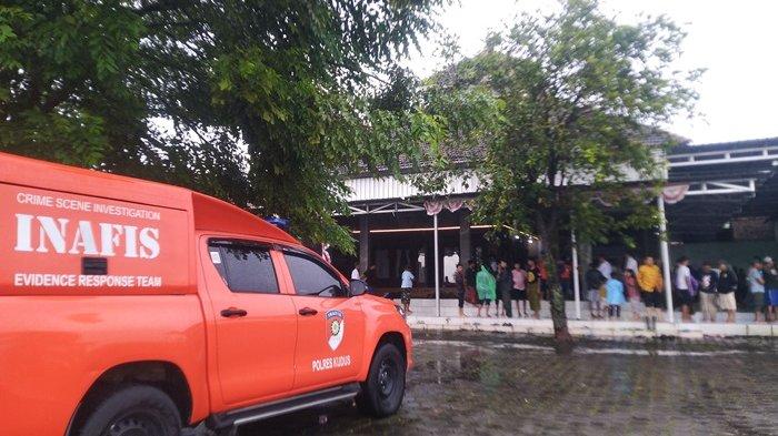 Sejumlah warga dan petugas Inafis Polres Kudus mengecek kondisi jasad pelajar tenggelam di rawa-rawa Desa Kirig, Kecamatan Mejobo, Kabupaten Kudus, Jumat (15/3/2024).