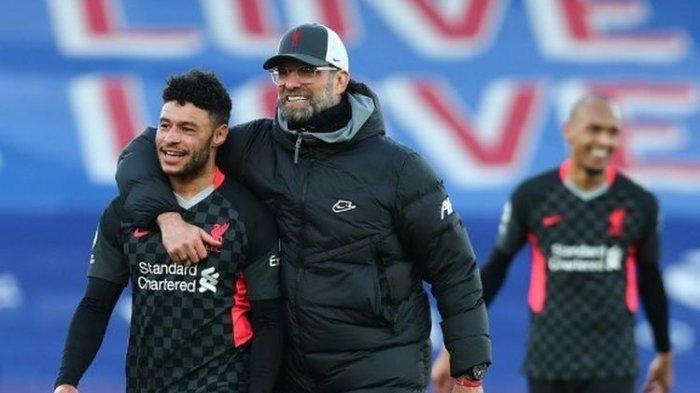 Pelatih Liverpool, Juergen Klopp, merangkul Alex Oxlade-Chamberlain seusai kemenangan 7-0 The Reds di kandang Crystal Palace, Selhurst Park, pada Sabtu (19/12/2020).
