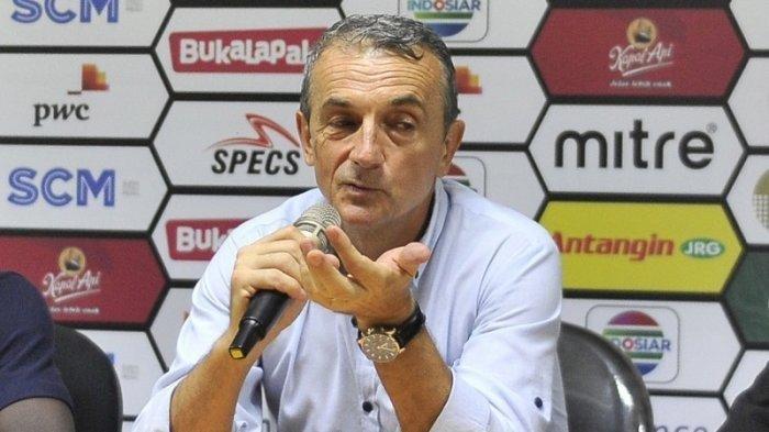 Pelatih PSM Makassar, Milomir Seslija memuji pertahanan Arema FC yang bermain imbang 1-1 dengan timnya