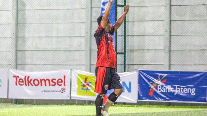 Pemain AC Milan Jurnalis FC merayakan gol dalam laga Fun Football Jurnalis FC Good Health Good Nations di Kick Off Mini Soccer Semarang, Jumat (26/8/2023).