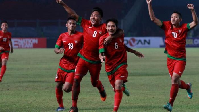 Saat Evan Dimas (2 dari kanan), Muhammad Hargiano (nomor 8), Zulfriandi (nomor 19) dan Muchlis Hadi Ning (kanan) berselebrasi setelah Evan membobol gawang Korea Selatan pada pertandingan kualifikasi Piala Asia U-19 di Stadion Utama Gelora Bung Karno, Jakarta, Sabtu (12/10/2013). Indonesia lolos ke putaran final Piala Asia U-19 yang akan berlangsung di Myanmar tahun depan, setelah menang dengan skor 3-2.