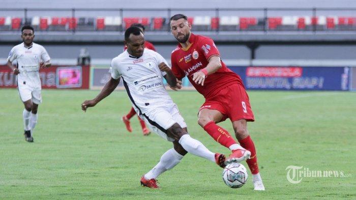 Pemain Persipura Jayapura, Donni Harold Monim berduel dengan pemain Persija Jakarta, Marko Simic (kanan depan) pada pekan 19 BRI Liga 1 2021-2022 di Stadion kapten I Wayan Dipta, Gianyar, Bali, Selasa (11/1/2022) malam. Pertandingan tersebut dimenangkan Persipura Jayapura dengan skor 2-1 berkat gol Yohanes Ferinando Pahabol dan Yevhen Bokhashvili 44 serta gol balasan Persjia Jakarta melalui Makan Konate 90.