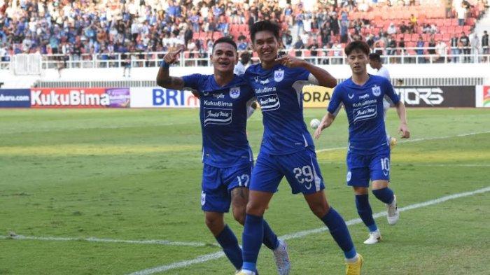 Pemain PSIS Semarang Septian David Maulana (Kanan) bersama rekannya, Gali Freitas merayakan gol keduanya ke gawang Arema FC dalam laga pekan ketujuh BRI Liga 1 2023/2024 di Stadion Jatidiri Semarang, Rabu (9/8/2023). PSIS berhasil menang 2-0 dalam laga ini- ist
